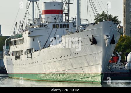 Kaliningrad, Russland, 30. September 2020: Das Forschungsschiff Vityaz steht auf der Straße des Weltmeermuseums Peter der große Stockfoto