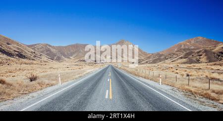 Der legendäre Lindis Pass an einem sonnigen Frühlingstag auf der Südinsel Neuseelands Stockfoto