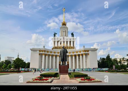 Moskau, Russland, 25. august 2020: Blick auf den Hauptpavillon und das Denkmal Lenins am VDNH. Die Ausstellung der Errungenschaften der nationalen Wirtschaft ist eine Stockfoto