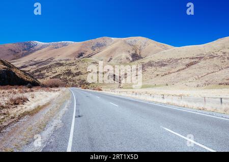 Der legendäre Lindis Pass an einem sonnigen Frühlingstag auf der Südinsel Neuseelands Stockfoto