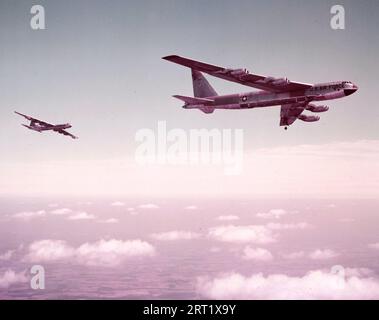 Eglin Air Force Base - Boeing B-52 und Consolidated Vultee B-36 in Flug Stockfoto