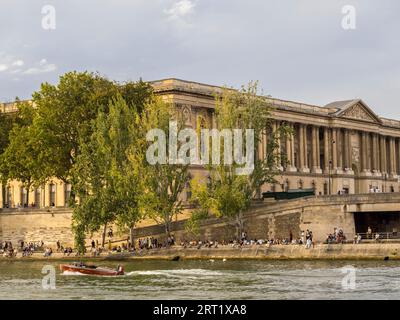 Menschen sitzen und entspannen am Ufer der seine, Nr Louvre Museum, Ägyptische Gegend, Paris, Frankreich, Europa, EU. Stockfoto