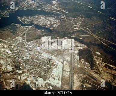 Eglin AFB, FL Boeing B-52, konsolidierte B-36, Boeing B-47, Douglas C-124, Fairchild C-119 und Consolidated C-131 in Formation Stockfoto