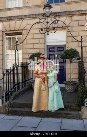 Jane Austen Festival 2023. Die Grand Regency Coastumed Promenade, wo Menschen aus der ganzen Welt an der Eröffnungsprozession des Festivals teilnehmen, Bath, UK Stockfoto