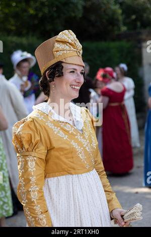 Jane Austen Festival 2023. Die Grand Regency Coastumed Promenade, wo Menschen aus der ganzen Welt an der Eröffnungsprozession des Festivals teilnehmen, Bath, UK Stockfoto