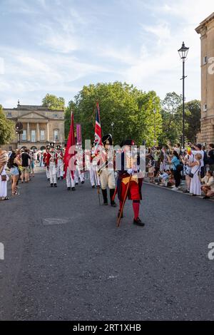 Jane Austen Festival 2023. Die Grand Regency Coastumed Promenade, wo Menschen aus der ganzen Welt an der Eröffnungsprozession des Festivals teilnehmen, Bath, UK Stockfoto