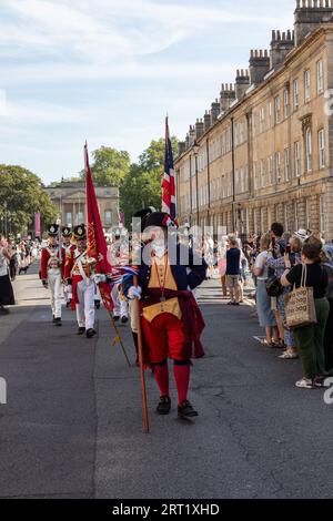 Jane Austen Festival 2023. Die Grand Regency Coastumed Promenade, wo Menschen aus der ganzen Welt an der Eröffnungsprozession des Festivals teilnehmen, Bath, UK Stockfoto