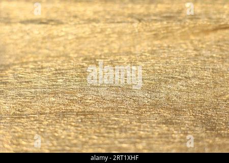 Ein goldener, faltiger Hintergrund mit Textur. Stockfoto