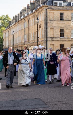 Jane Austen Festival 2023. Die Grand Regency Coastumed Promenade, wo Menschen aus der ganzen Welt an der Eröffnungsprozession des Festivals teilnehmen, Bath, UK Stockfoto