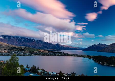 Der Blick über Queenstown in Richtung Cecil Peak bei Dämmerung in Neuseeland Stockfoto