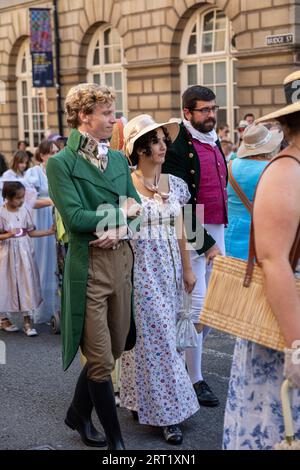 Jane Austen Festival 2023. Die Grand Regency Promenade, wo Menschen aus der ganzen Welt an der offiziellen Eröffnungsprozession des Festivals teilnehmen.Bath Stockfoto