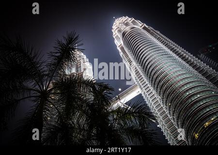 Kuala Lumpur, Malaysia, 12. September 2019: Die Skyline von Kuala Lumpur im KLCC mit den Petronas Twin Towers und der Wassershow in Malaysia Stockfoto