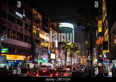KUALA LUMPUR MALAYSIA, 12. SEPTEMBER 2019: Nachtverkehr in Bukit Bintang, Kuala Lumpur, Malaysia Stockfoto