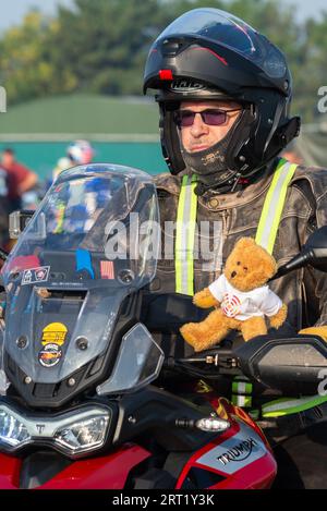 North Weald, Essex, Großbritannien. September 2023. Rund 2500 Motorradfahrer haben sich auf dem North Weald Airfield Base des Air Ambulance Helikopters versammelt, um Spenden für den Air Ambulance Service zu sammeln, bevor sie mit Polizeieskorte nach Harwich zu einer 60 Meilen langen Fahrt im Konvoi aufbrechen. Das Blue Knights International Law Enforcement Motorcycle Club England VII-Team aus Servierern und Ex-Service-Offizieren hat sich mit der Essex Police zusammengetan, um eine rollende Straßenblockbegleitung bereitzustellen. Die Fahrt wird voraussichtlich rund 250.000 £ für die Wohltätigkeitsorganisation sammeln Stockfoto