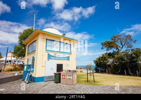 Cowes, Australien, 8. Dezember 2019: Cowes Foreshore mit seinem berühmten Steg und Strand an einem warmen Sommertag in Philip Island, Australien Stockfoto