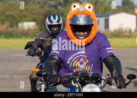 North Weald, Essex, Großbritannien. September 2023. Rund 2500 Motorradfahrer haben sich auf dem North Weald Airfield Base des Air Ambulance Helikopters versammelt, um Spenden für den Air Ambulance Service zu sammeln, bevor sie mit Polizeieskorte nach Harwich zu einer 60 Meilen langen Fahrt im Konvoi aufbrechen. Das Blue Knights International Law Enforcement Motorcycle Club England VII-Team aus Servierern und Ex-Service-Offizieren hat sich mit der Essex Police zusammengetan, um eine rollende Straßenblockbegleitung bereitzustellen. Die Fahrt wird voraussichtlich rund 250.000 £ für die Wohltätigkeitsorganisation sammeln Stockfoto