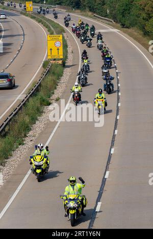 A12, Essex, Großbritannien. September 2023. Rund 2500 Motorradfahrer haben sich auf dem North Weald Airfield Base des Air Ambulance Helikopters versammelt, um Spenden für den Air Ambulance Service zu sammeln, bevor sie mit Polizeieskorte nach Harwich zu einer 60 Meilen langen Fahrt im Konvoi aufbrechen. Das Blue Knights International Law Enforcement Motorcycle Club England VII-Team aus Servierern und Ex-Service-Offizieren hat sich mit der Essex Police zusammengetan, um eine rollende Straßenblockbegleitung bereitzustellen, während der Konvoi zur A12 und anderen Straßen fährt. Die Fahrt wird voraussichtlich rund 250.000 £ für die Wohltätigkeitsorganisation sammeln. Stockfoto