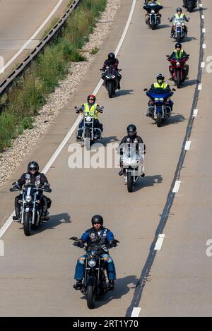 A12, Essex, Großbritannien. September 2023. Rund 2500 Motorradfahrer haben sich auf dem North Weald Airfield Base des Air Ambulance Helikopters versammelt, um Spenden für den Air Ambulance Service zu sammeln, bevor sie mit Polizeieskorte nach Harwich zu einer 60 Meilen langen Fahrt im Konvoi aufbrechen. Das Blue Knights International Law Enforcement Motorcycle Club England VII-Team aus Servierern und Ex-Service-Offizieren hat sich mit der Essex Police zusammengetan, um eine rollende Straßenblockbegleitung bereitzustellen, während der Konvoi zur A12 und anderen Straßen fährt. Die Fahrt wird voraussichtlich rund 250.000 £ für die Wohltätigkeitsorganisation sammeln. Stockfoto