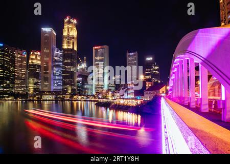 Singapur CBD, Singapur, 20. November 2019: Singapur CBD Blick von der Elgin Bridge über den Singapore River an einem klaren Abend Stockfoto