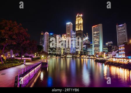 Singapur CBD, Singapur, 20. November 2019: Singapur CBD Blick von der Elgin Bridge über den Singapore River an einem klaren Abend Stockfoto