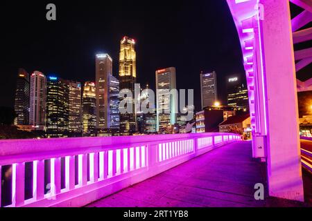 Singapur CBD, Singapur, 20. November 2019: Singapur CBD Blick von der Elgin Bridge über den Singapore River an einem klaren Abend Stockfoto