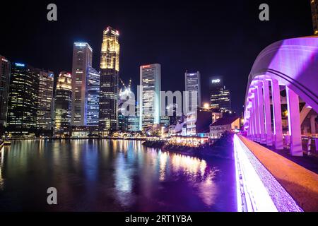 Singapur CBD, Singapur, 20. November 2019: Singapur CBD Blick von der Elgin Bridge über den Singapore River an einem klaren Abend Stockfoto