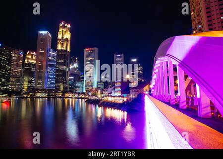 Singapur CBD, Singapur, 20. November 2019: Singapur CBD Blick von der Elgin Bridge über den Singapore River an einem klaren Abend Stockfoto