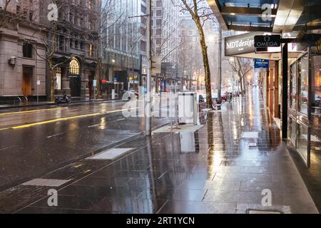 Melbourne, Australien, 22. August 2020: Die Collins St im Zentrum von Melbourne CBD ist während der Coronavirus-Pandemie ruhig und verlassen. Melbourne ist derzeit Stockfoto