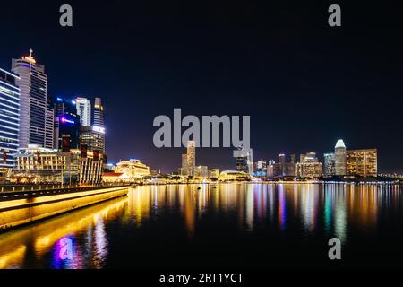 Marina Bay, Singapur, November 25 2019, Marina Bay Sands und Hafenblick von Central Area in den frühen Abendstunden Stockfoto