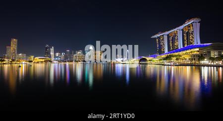 Marina Bay, Singapur, November 25 2019, Marina Bay Sands und Hafenblick von Central Area in den frühen Abendstunden Stockfoto