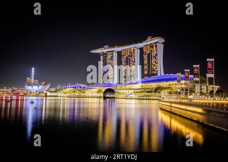 Marina Bay, Singapur, November 25 2019, Marina Bay Sands und Hafenblick von Central Area in den frühen Abendstunden Stockfoto