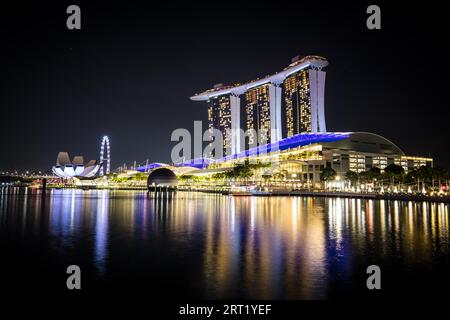 Marina Bay, Singapur, November 25 2019, Marina Bay Sands und Hafenblick von Central Area in den frühen Abendstunden Stockfoto