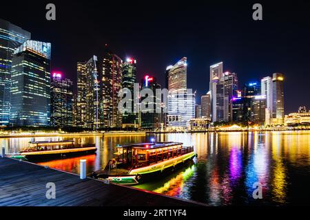 Marina Bay, Singapur, November 25 2019, Blick auf die Skyline von Singapur rund um Central Area und Downtown in den frühen Abendstunden Stockfoto