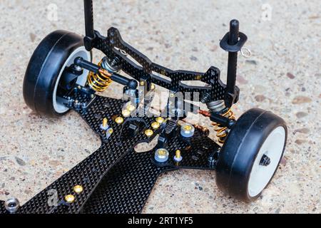 RC Car Chassis und Teile, die zu einem funkgesteuerten Rennwagen gebaut werden Stockfoto