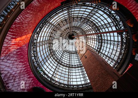 Melbourne, Australien, 18. Dezember 2020: Geschäftiges Melbourne Central und Shot Tower mit Weihnachtsdekorationen und Festlichkeiten in Melbourne, Victoria Stockfoto