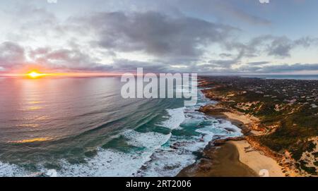 Eine Luftaufnahme der Mornington Peninsula in Richtung Point Nepean und Port Phillip Bay bei Sonnenuntergang in Victoria, Australien Stockfoto