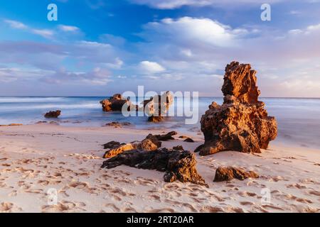 Der weniger bekannte Monforts Beach und Rabbit Rock mit Felsformationen an einem sonnigen Tag in Blairgowrie, Victoria, Australien Stockfoto