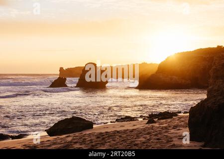 Der weniger bekannte Monforts Beach und Rabbit Rock mit Felsformationen an einem sonnigen Tag in Blairgowrie, Victoria, Australien Stockfoto