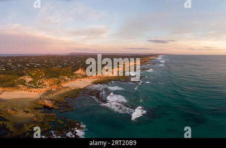 Eine Luftaufnahme der Mornington Peninsula in Richtung Point Nepean und Port Phillip Bay bei Sonnenuntergang in Victoria, Australien Stockfoto