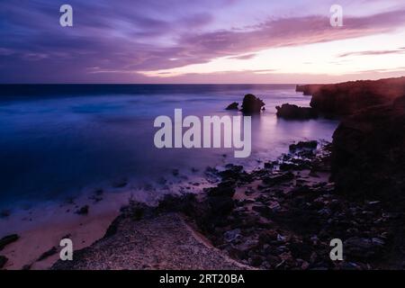 Der weniger bekannte Monforts Beach und Rabbit Rock mit Felsformationen an einem sonnigen Tag in Blairgowrie, Victoria, Australien Stockfoto