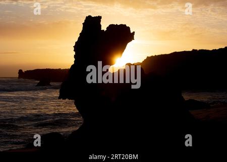 Der weniger bekannte Monforts Beach und Rabbit Rock mit Felsformationen an einem sonnigen Tag in Blairgowrie, Victoria, Australien Stockfoto