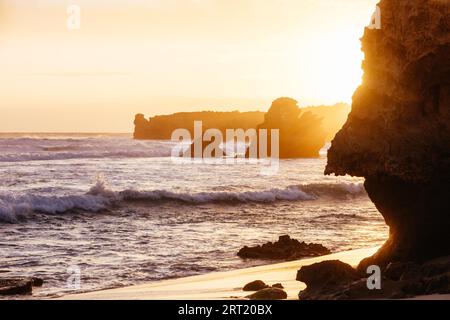 Der weniger bekannte Monforts Beach und Rabbit Rock mit Felsformationen an einem sonnigen Tag in Blairgowrie, Victoria, Australien Stockfoto