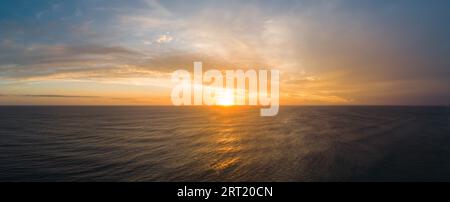 Eine Luftaufnahme der Mornington Peninsula in Richtung Point Nepean und Port Phillip Bay bei Sonnenuntergang in Victoria, Australien Stockfoto