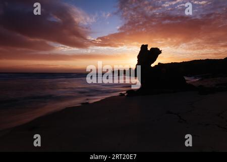 Der weniger bekannte Monforts Beach und Rabbit Rock mit Felsformationen an einem sonnigen Tag in Blairgowrie, Victoria, Australien Stockfoto