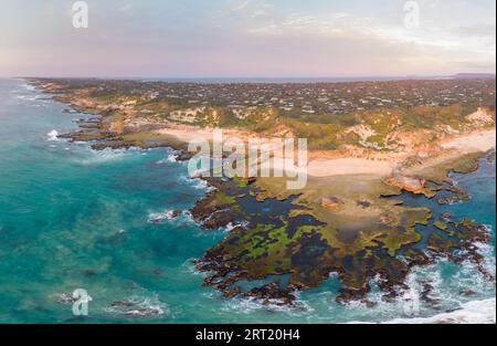 Eine Luftaufnahme der Mornington Peninsula in Richtung Point Nepean und Port Phillip Bay bei Sonnenuntergang in Victoria, Australien Stockfoto