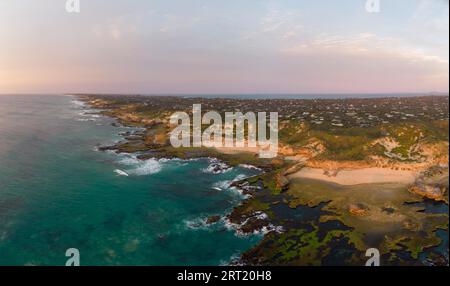 Eine Luftaufnahme der Mornington Peninsula in Richtung Point Nepean und Port Phillip Bay bei Sonnenuntergang in Victoria, Australien Stockfoto