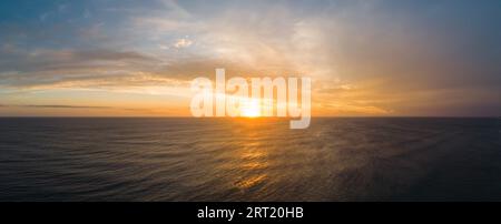 Eine Luftaufnahme der Mornington Peninsula in Richtung Point Nepean und Port Phillip Bay bei Sonnenuntergang in Victoria, Australien Stockfoto