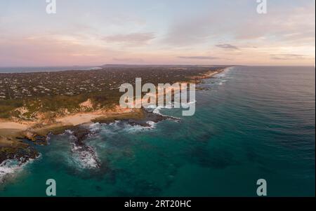 Eine Luftaufnahme der Mornington Peninsula in Richtung Point Nepean und Port Phillip Bay bei Sonnenuntergang in Victoria, Australien Stockfoto