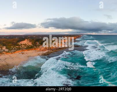 Eine Luftaufnahme der Mornington Peninsula in Richtung Point Nepean und Port Phillip Bay bei Sonnenuntergang in Victoria, Australien Stockfoto