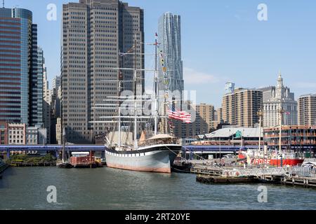 New York, USA, 23. September 2019: Großes altes Segelboot, das am Pier 15 in Lower Manhattan ankert Stockfoto